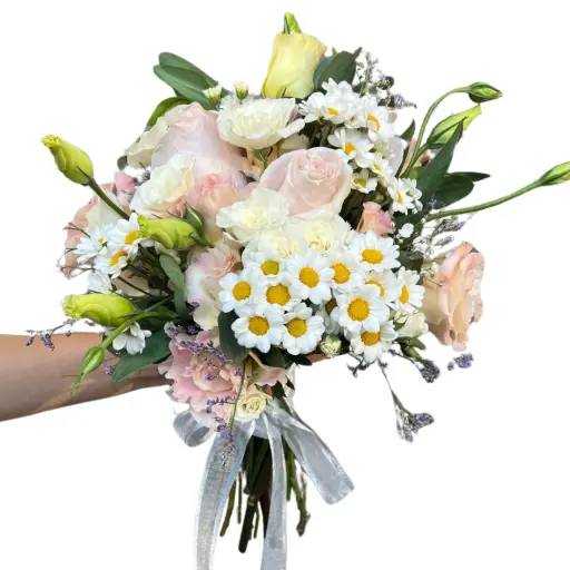 Ramo de novia con flores de estacion y rosas